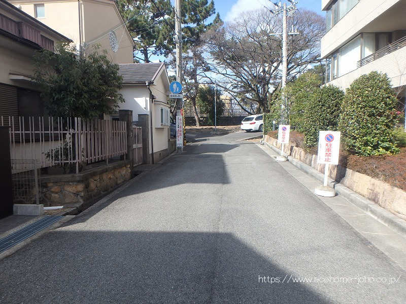 北側公道から西へ望む