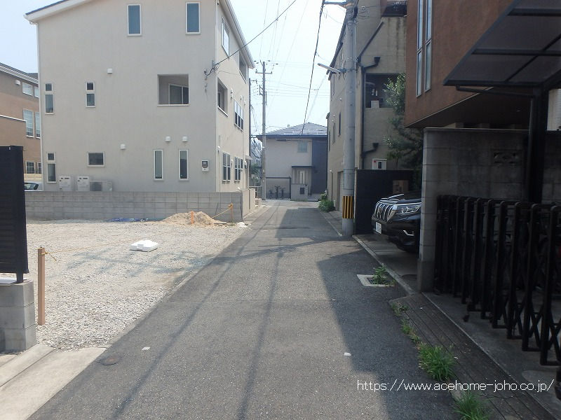 南側公道から東へ望む