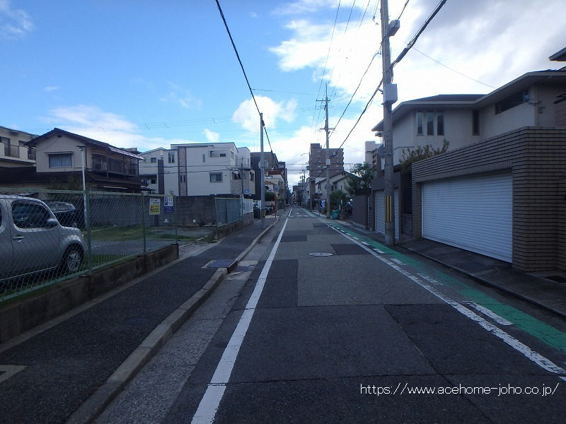南側公道から東へ望む