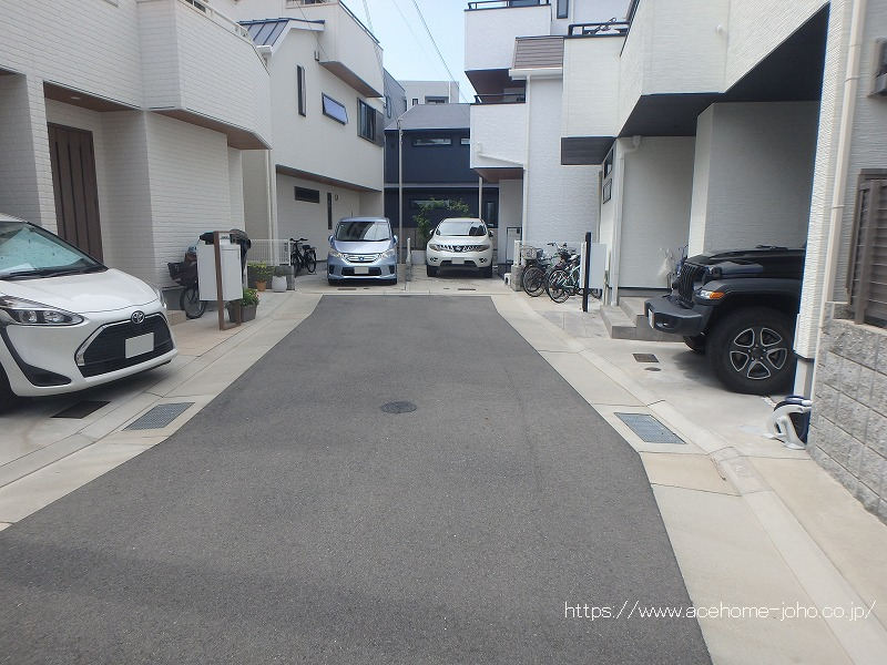東側道路から南へ望む