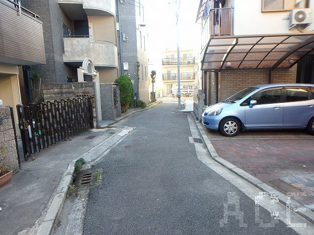 南側公道から西へ望む