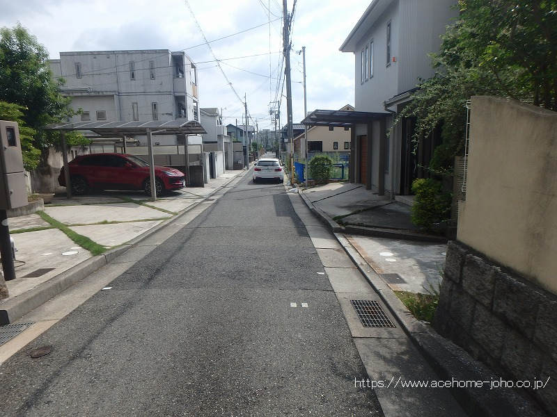 北側公道から東へ望む