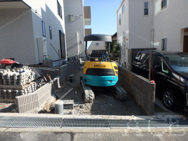 西側より