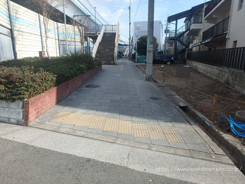 北側歩道から東へ望む