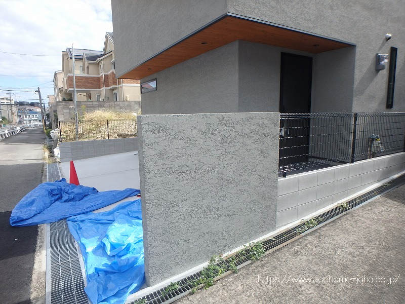 北西側より玄関周り