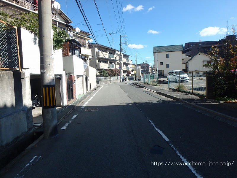 南側公道から東へ望む