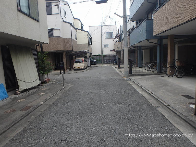 南側道路から西へ望む