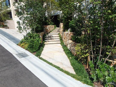 エントランスへの入口