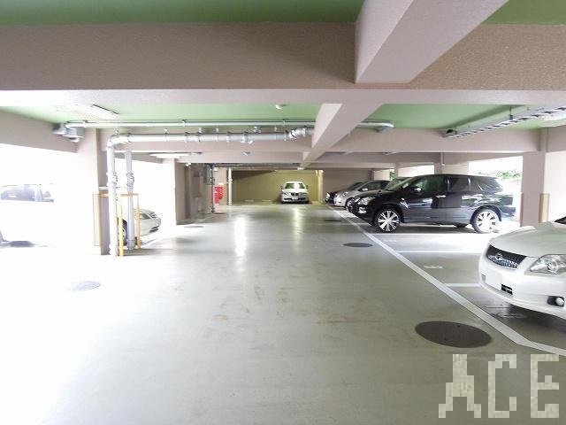 半地下の駐車場