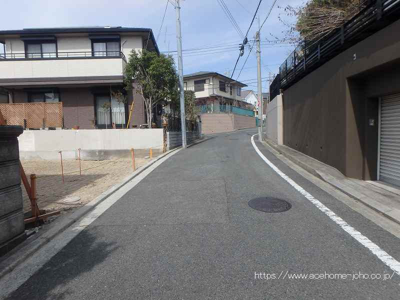 北東側公道から北西へ