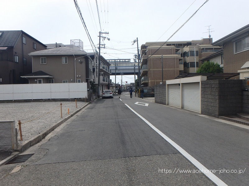 西側公道から南へ望む