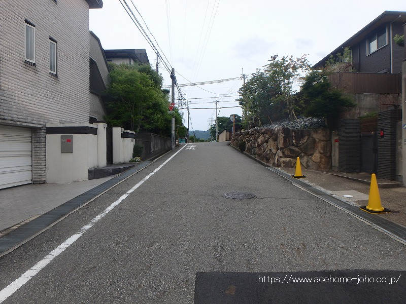 南側公道から西へ望む