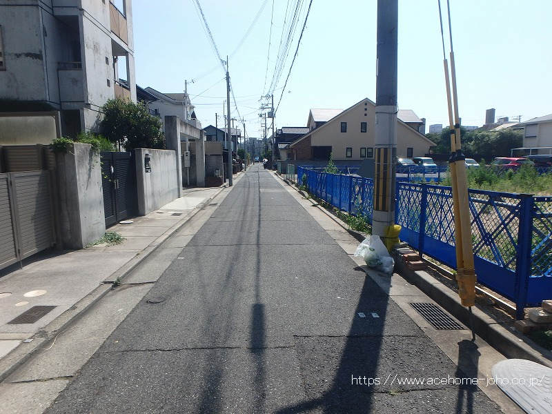 北側公道から東へ望む