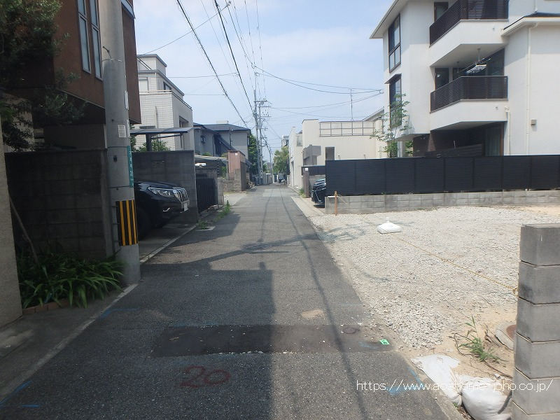南側公道から西へ望む