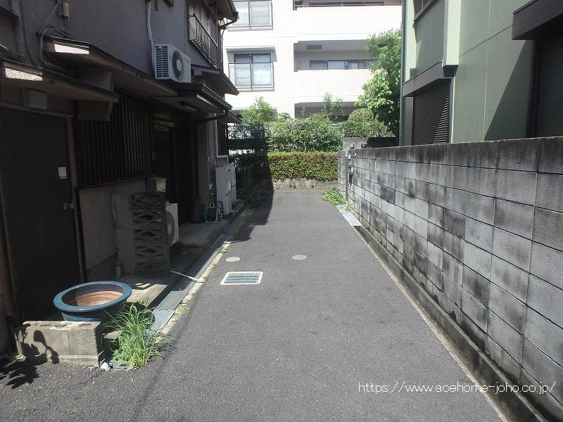 北側道路から西へ望む
