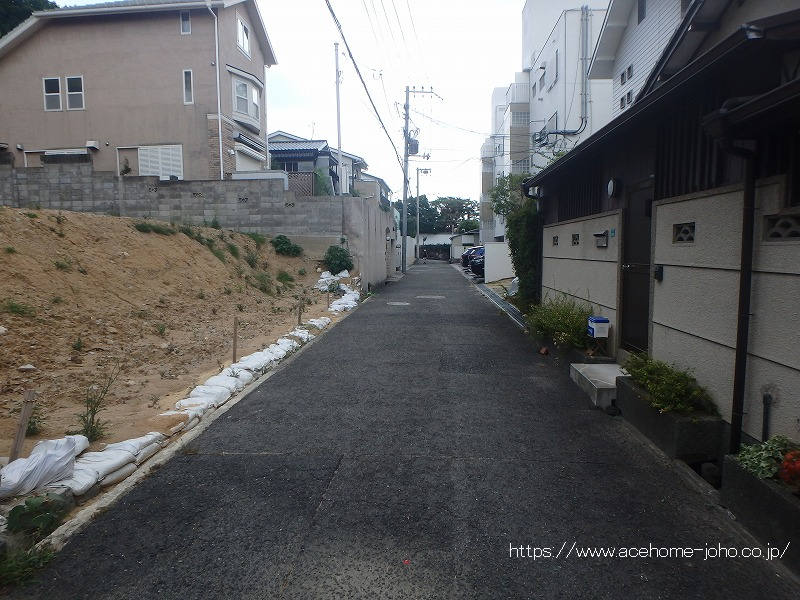 南側道路から東へ望む