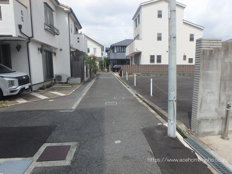 南側公道から西へ望む