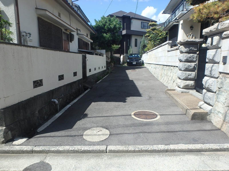 北側道路から西へ望む