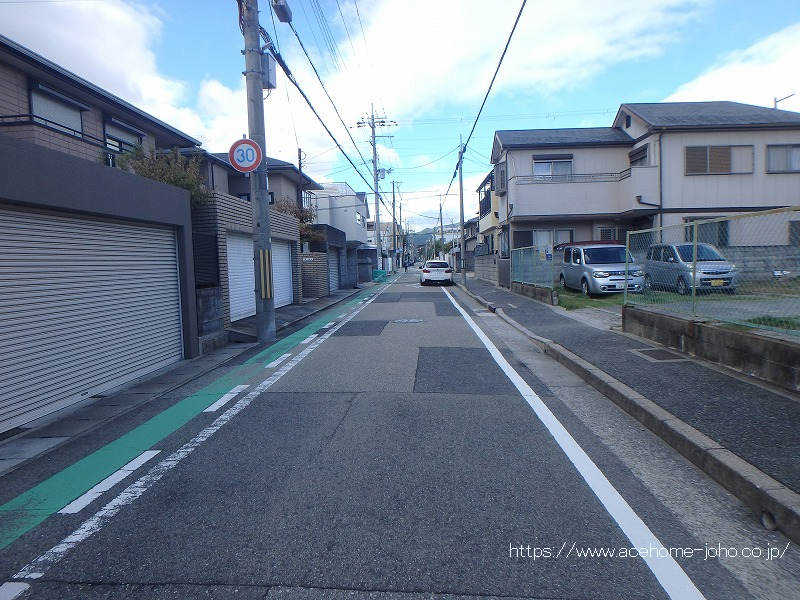南側公道から西へ望む